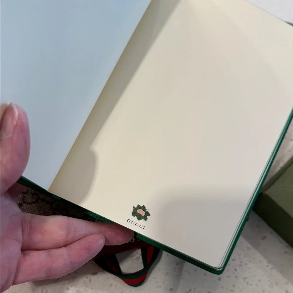 Gucci Beige and Green Notebook with Signature Pattern Gift Set - Picture 12 of 12